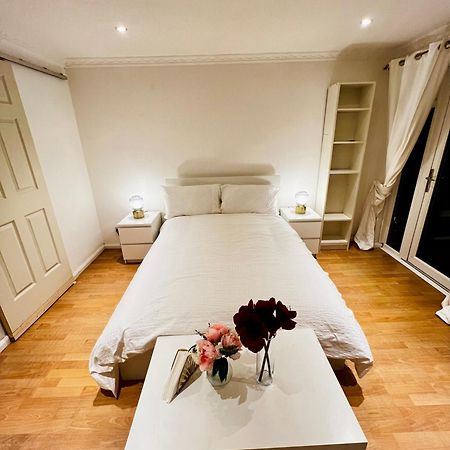 A Calm Stay Near Battersea Reach Лондон Екстериор снимка