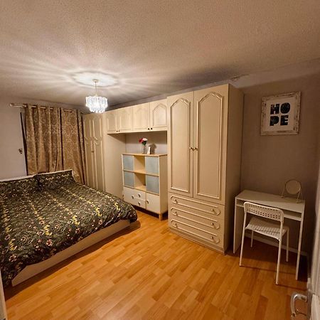 A Calm Stay Near Battersea Reach Лондон Екстериор снимка