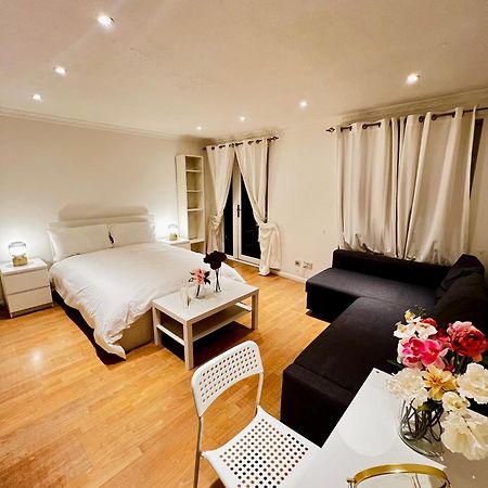 A Calm Stay Near Battersea Reach Лондон Екстериор снимка