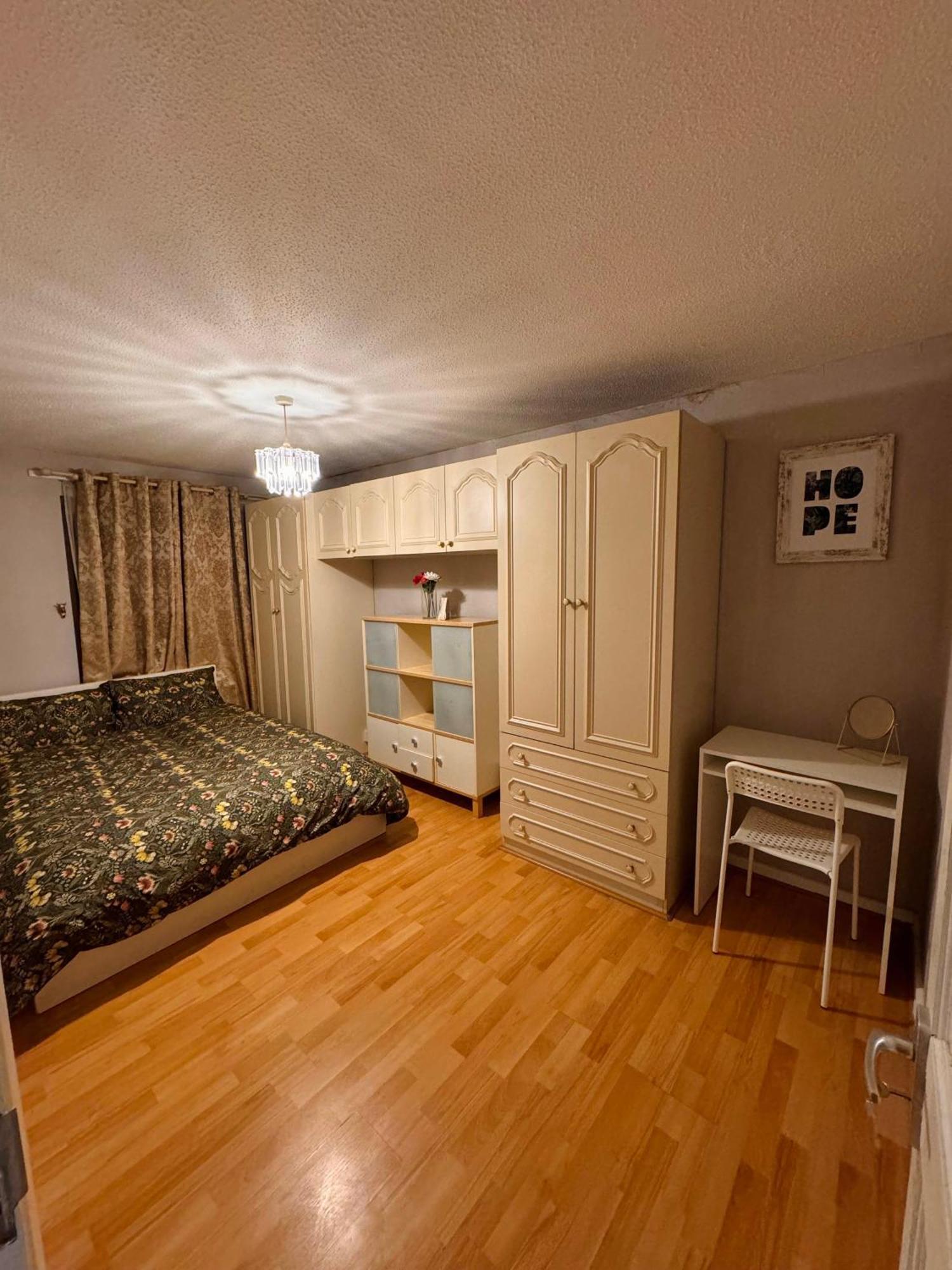 A Calm Stay Near Battersea Reach Лондон Екстериор снимка