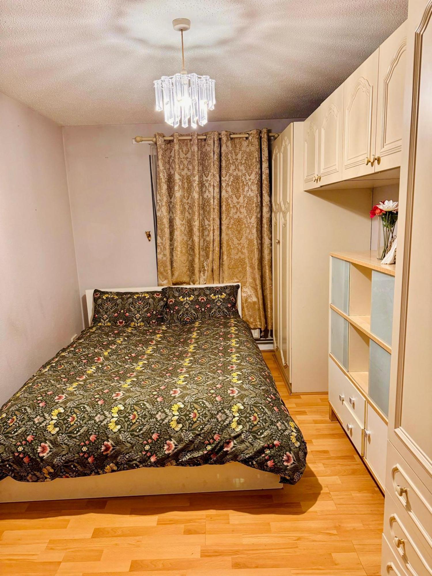 A Calm Stay Near Battersea Reach Лондон Екстериор снимка