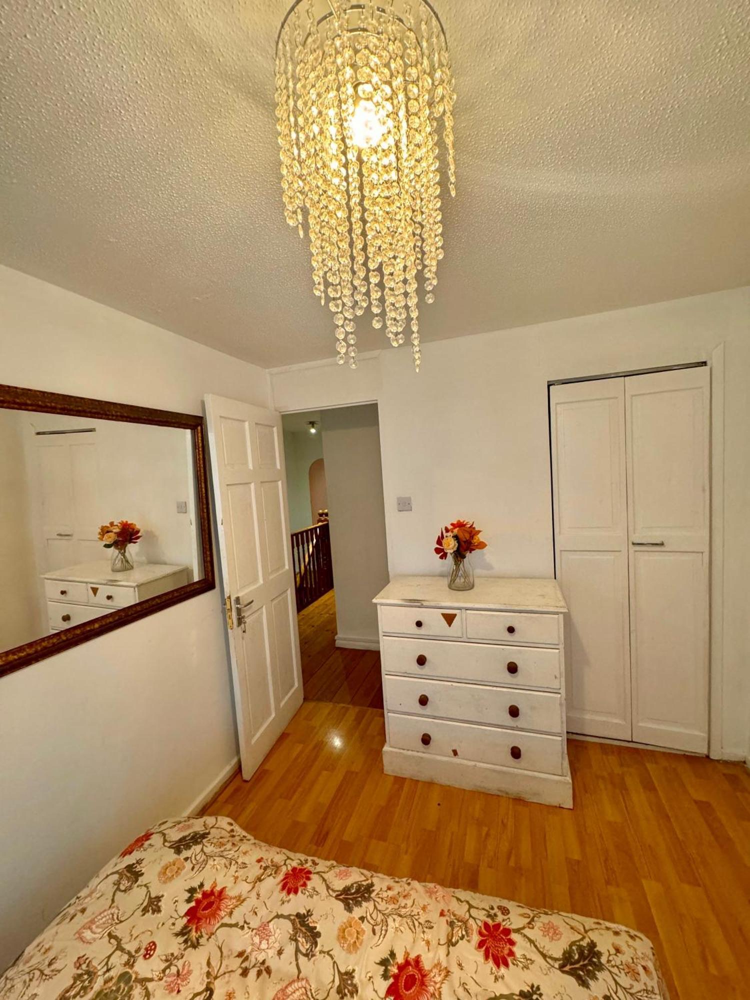 A Calm Stay Near Battersea Reach Лондон Екстериор снимка