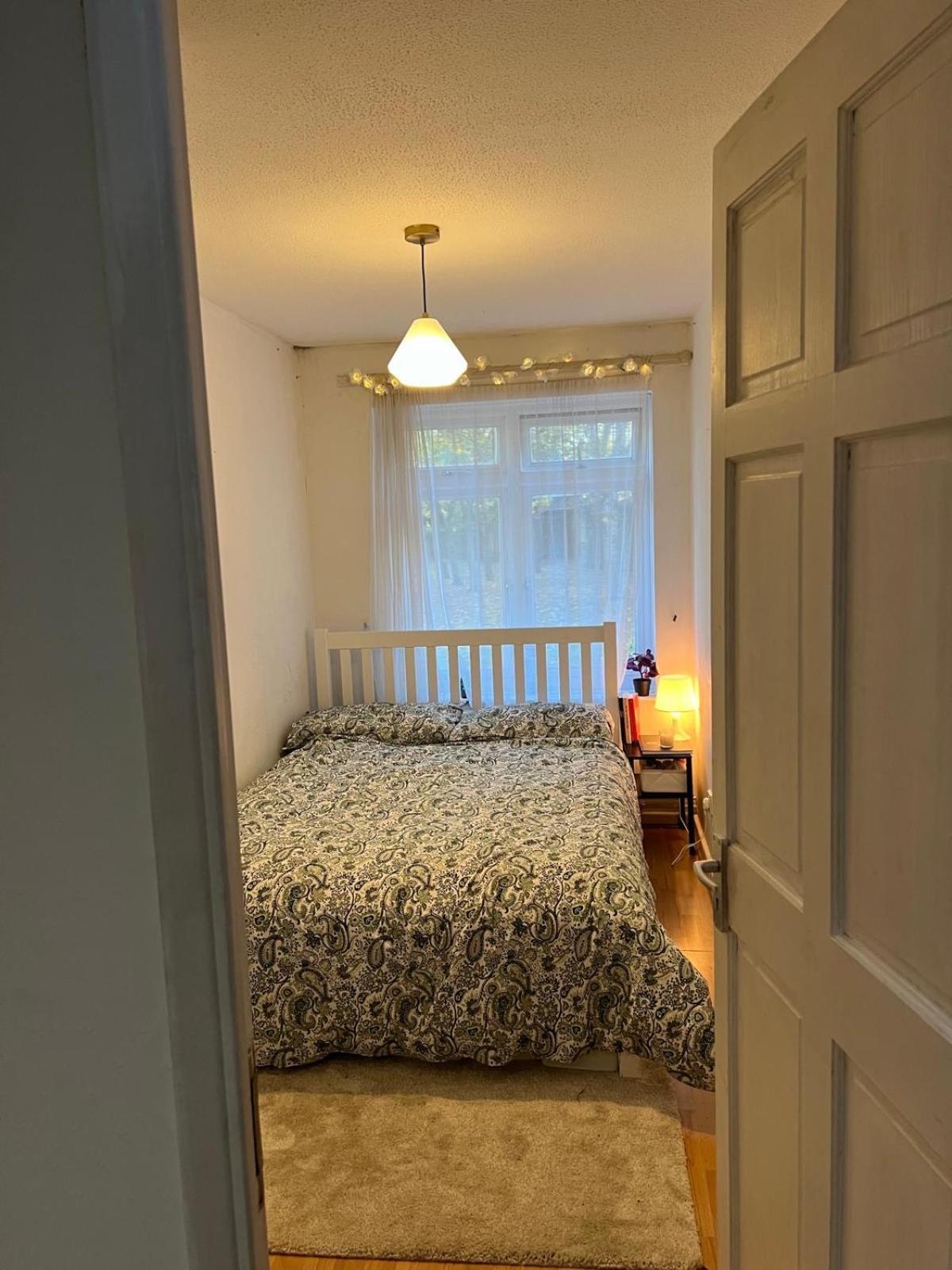 A Calm Stay Near Battersea Reach Лондон Екстериор снимка