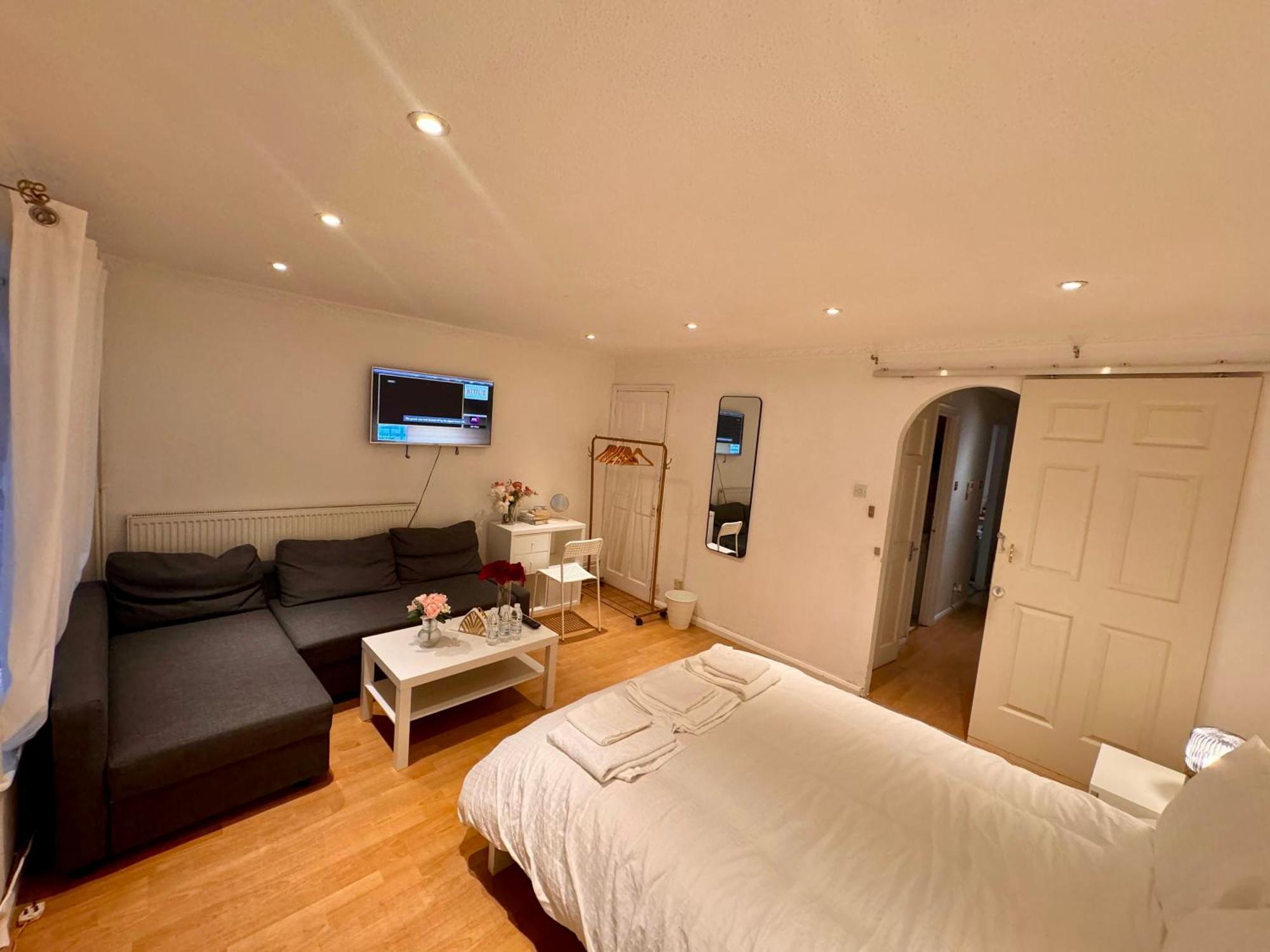 A Calm Stay Near Battersea Reach Лондон Екстериор снимка
